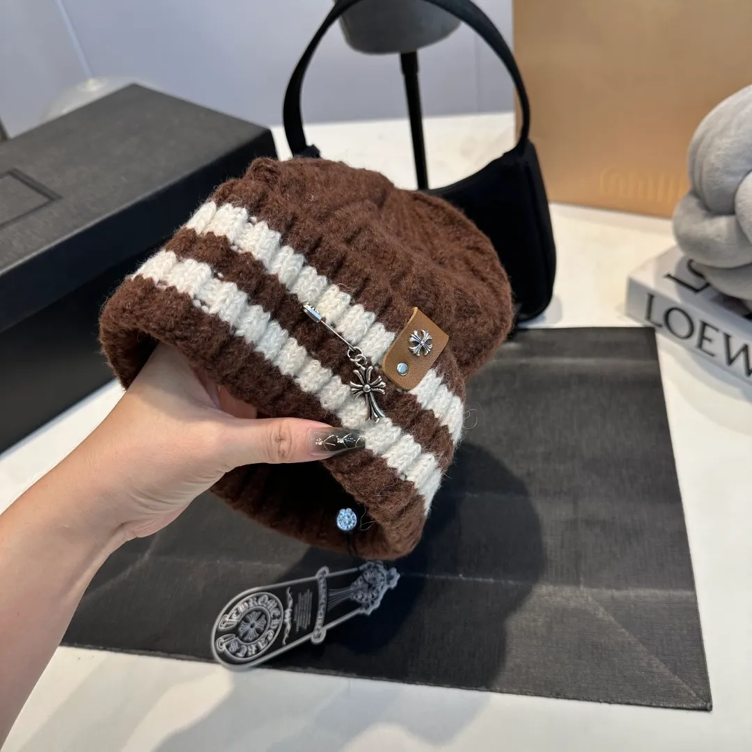 P56 Crow Heart Autumn and Winter Wool Knitted Beanie This must be a favorite of minimalism. It is clean, neat, fashionable and versatile, and will definitely not be picky about your face shape! A fashionable classic that lasts forever! Fashionable black and white can be purchased together!
